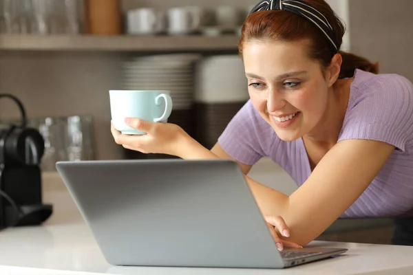 Happy Woman Using Laptop Holding Coffee Cup Kitchen Home — Stock Photo, Image