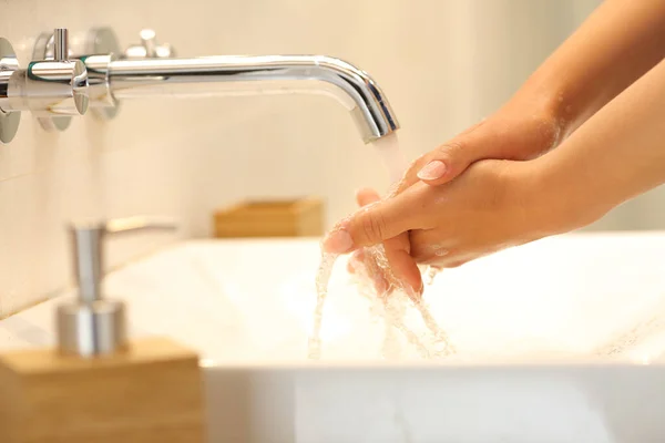 Banyoda Ellerini Yıkayan Bir Kadının Fotoğrafını Çek — Stok fotoğraf