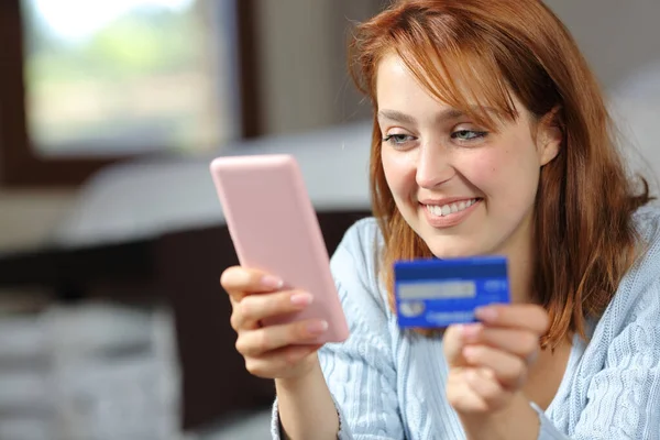 Mujer Feliz Comprando Línea Usando Teléfono Inteligente Tarjeta Crédito Dormitorio —  Fotos de Stock