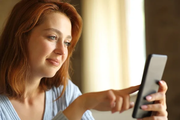 Zufriedene Rothaarige Frau Sitzt Mit Smartphone Hause — Stockfoto