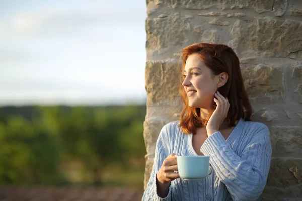Šťastná Žena Při Západu Slunce Pije Kávu Uvažuje Výhledu Balkónu — Stock fotografie