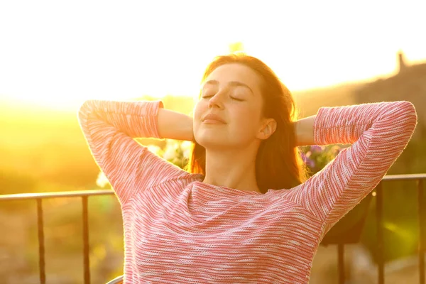 Ontspannen Vrouw Rustend Een Stoel Een Balkon Bij Zonsondergang — Stockfoto