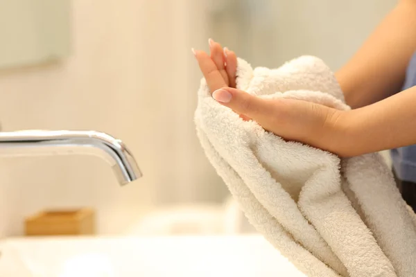 Close Uma Mulher Secando Mãos Com Uma Toalha Banheiro — Fotografia de Stock