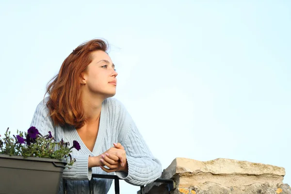 Ontspannen Vrouw Kijkt Weg Van Een Balkon Thuis — Stockfoto