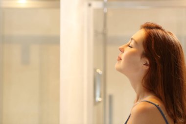 Banyoda nefes alan bir kadının profili.