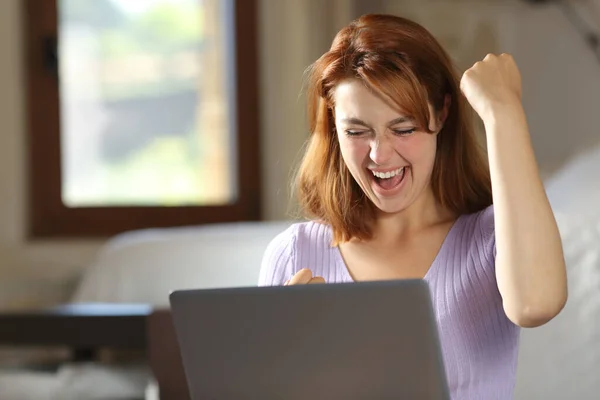 Wanita Bersemangat Memeriksa Laptop Merayakan Keberhasilan Kamar Tidur Rumah — Stok Foto