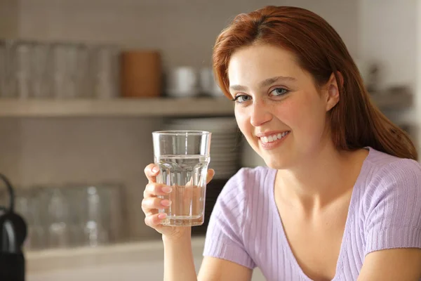 Mujer Feliz Sosteniendo Vaso Agua Mirando Cámara Cocina Casa — Foto de Stock