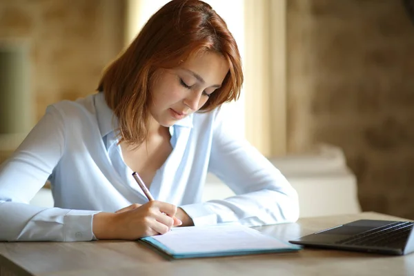 Geconcentreerde Ondernemer Die Thuis Een Contract Tekent — Stockfoto