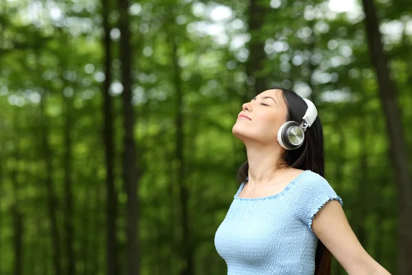 Ázsiai Hallgat Zenét Viselő Fejhallgató Lélegzik Friss Levegőt Erdőben — Stock Fotó