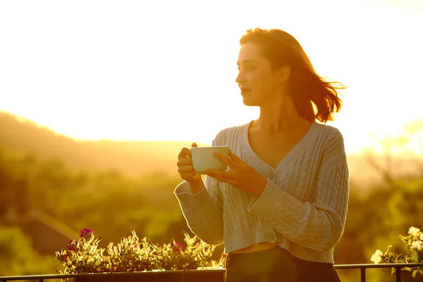 Mujer Segura Sosteniendo Taza Café Contemplando Atardecer Balcón —  Fotos de Stock