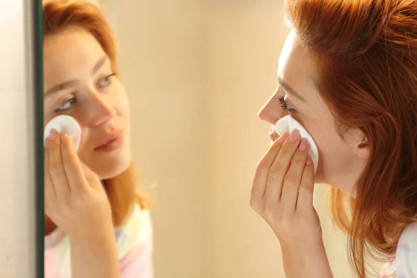 Donna Che Rimuove Trucco Con Tessuto Che Guarda Allo Specchio — Foto Stock