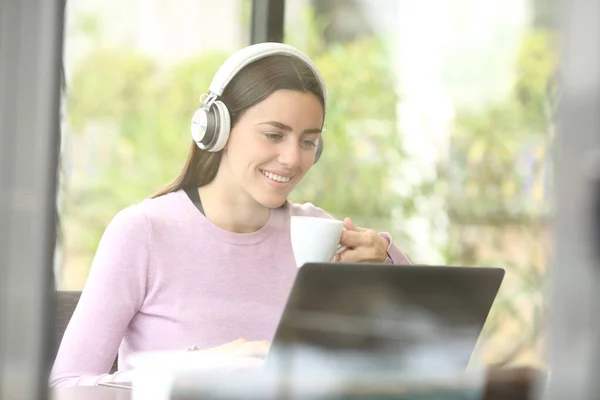 Happy Female Using Laptop Wireless Headphones Coffee Shop — Stok fotoğraf