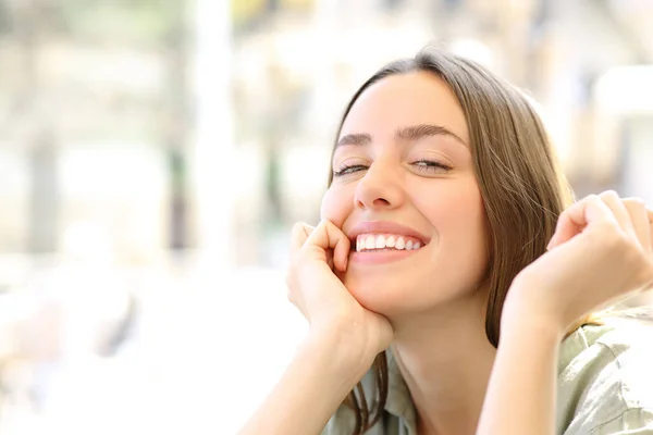 Mujer Feliz Con Dientes Blancos Perfectos Sonrisa Posando Aire Libre — Foto de Stock