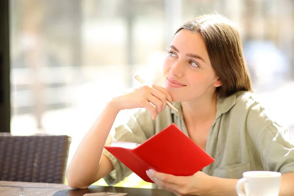 Zufriedene Frau Mit Papieragenda Fragt Sich Wie Sie Einem Coffeeshop — Stockfoto