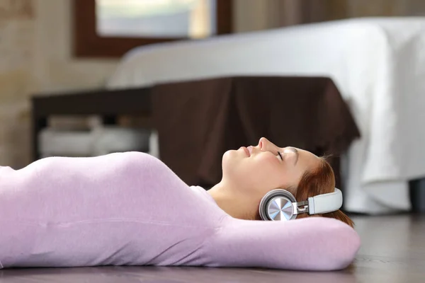 Retrato Una Mujer Tumbada Suelo Escuchando Música Con Auriculares Dormitorio — Foto de Stock