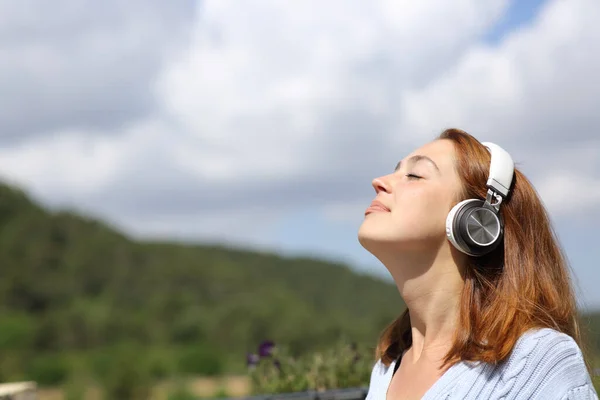 Relaxált Meditál Hallgat Audio Útmutató Fejhallgató Lélegzik Friss Levegőt Természetben — Stock Fotó