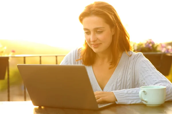 Mujer Relajada Está Utilizando Ordenador Portátil Sentado Balcón Atardecer —  Fotos de Stock