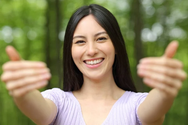 Vorderseite Porträt Einer Glücklichen Asiatischen Frau Winkt Kommen Sie Hierher — Stockfoto