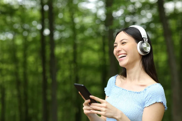 Happy Asian Woman Laughing Listening Music Wireless Headphones Mobile Phone — Stockfoto