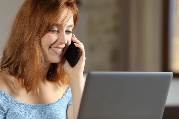 Šťastná Žena Mluví Mobilním Telefonu Pomocí Notebooku Ložnici Doma — Stock fotografie