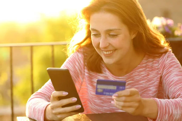 Happy Woman Buying Online Credit Card Smart Phone Balcony Sunset — Fotografia de Stock