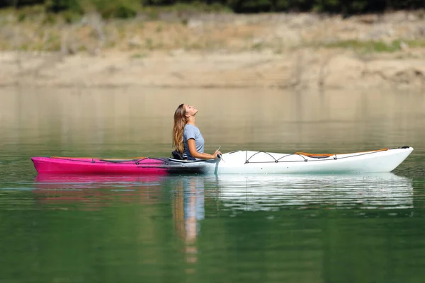 Side View Portrait Woman Relaxing Kayak Breathing Fresh Air Lake — Stock Photo, Image