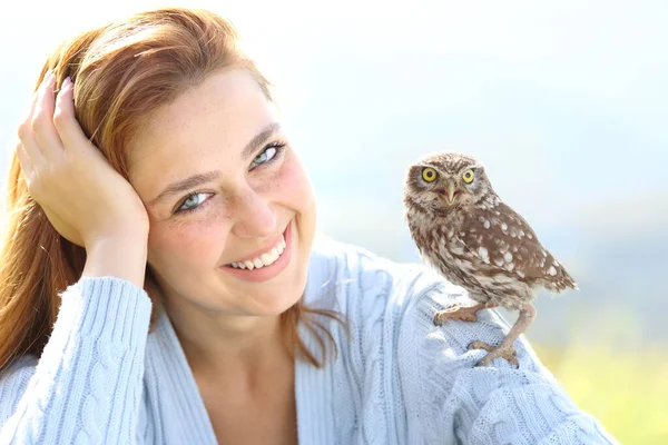 Beautiful Woman Blue Eyes Posing Owlet Looking Camera — Φωτογραφία Αρχείου