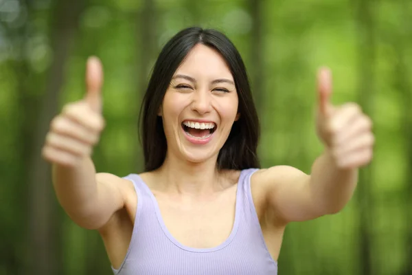 Frontvy Porträtt Asiatisk Lycklig Kvinna Med Tummen Upp Grön Skog — Stockfoto