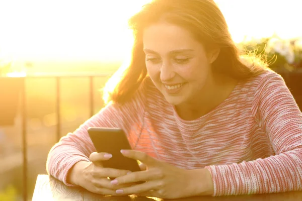 Donna Felice Con Smart Phone Seduto Balcone Casa Tramonto Con — Foto Stock