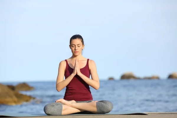 Vorderseite Ganzkörperporträt Eines Yogis Der Yoga Strand Praktiziert — Stockfoto