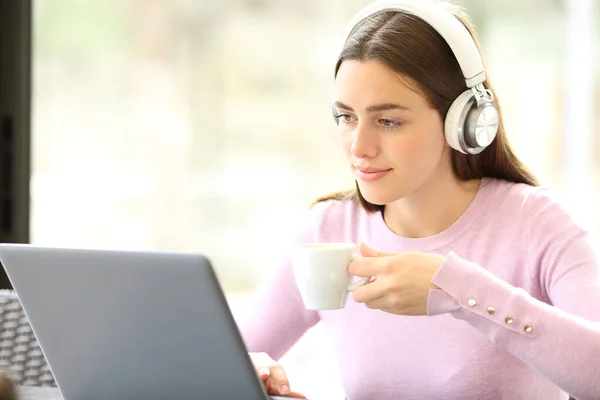 Relaxed Woman Using Laptop Wireless Headphones Drinking Coffee Bar — Stockfoto