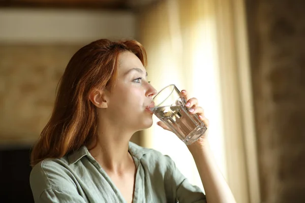 Mujer Bebiendo Agua Vidrio Sentado Casa Apartamento — Foto de Stock