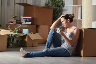 Hüzünlü, evden kovulmuş bir kadın, şikâyet ederek evine taşınıyor.