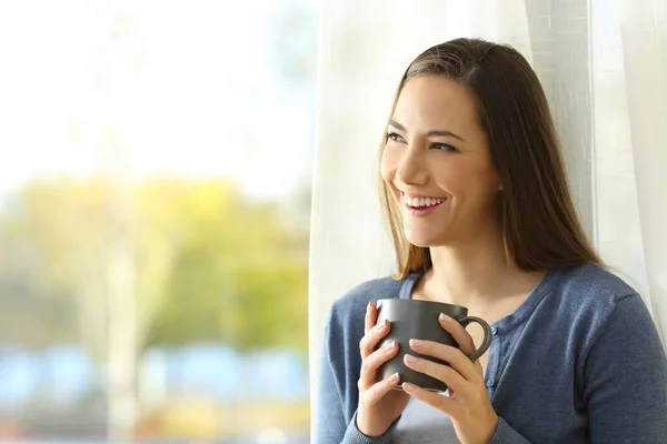 Mujer Pensativa Feliz Mira Lado Junto Una Ventana Sosteniendo Una —  Fotos de Stock