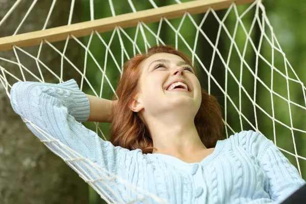 Szczęśliwa Kobieta Śmiejąca Się Leżąca Linowym Hamaku Lesie — Zdjęcie stockowe