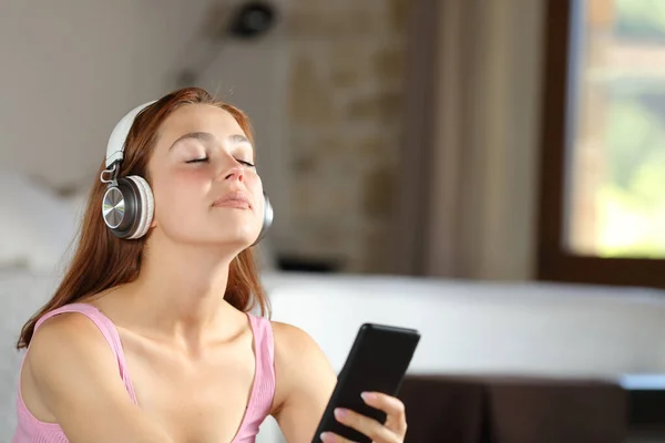 Propietario Relajado Con Auriculares Escuchando Música Casa — Foto de Stock