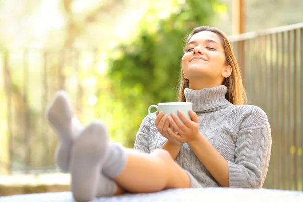 Mujer Despreocupada Respirando Aire Fresco Relajándose Tomando Café Jardín Casa —  Fotos de Stock