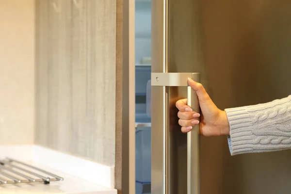 Mutfakta Buzdolabının Kapısını Açan Bir Kadının Elini Kapat — Stok fotoğraf