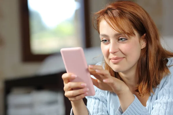 Zufriedene Frau Checkt Smartphone Hause Schlafzimmer — Stockfoto