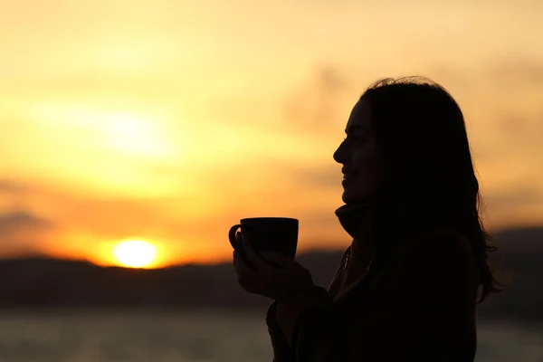 Силуэт Профиля Женщины Держащей Кофейную Кружку Закате Пляже — стоковое фото
