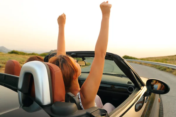 Twee Vrouwen Een Converteerbare Auto Rijden Armen Heffen Een Bergweg — Stockfoto