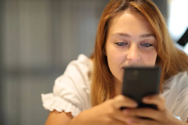 Vooraanzicht Van Een Geconcentreerde Vrouw Die Thuis Haar Mobiele Telefoon — Stockfoto