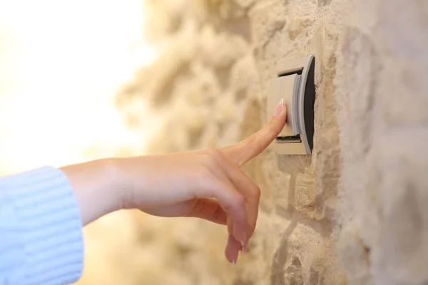 Primer Plano Una Mano Mujer Encendiendo Luz Casa — Foto de Stock