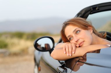 Üstü açık araba sahibi dinleniyor. Manzara seyrediyor ve dağda dinleniyor.