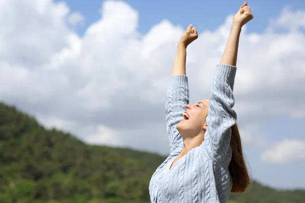 Retrato Una Mujer Emocionada Celebrando Levantar Brazos Aire Libre — Foto de Stock