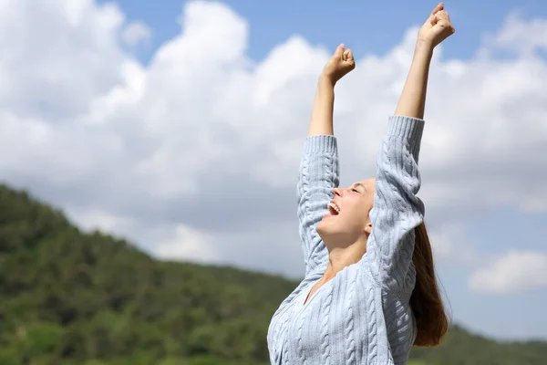 Seitenansicht Porträt Einer Aufgeregten Frau Die Freien Die Arme Hebt — Stockfoto