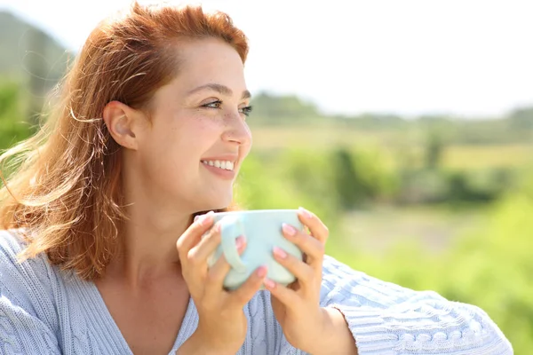 Lycklig Kvinna Dricker Kaffe Tittar Bort Utomhus Berget Solig Dag — Stockfoto