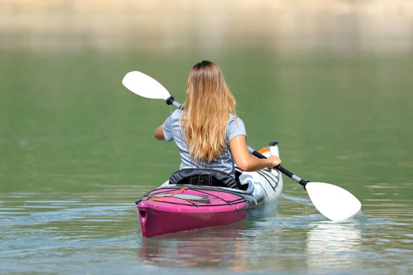 Rückenansicht Einer Frau Die Einem Kajak Einem Schönen See Rudert — Stockfoto