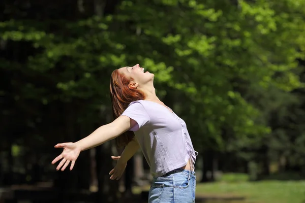 Glückliche Frau Schreit Die Luft Und Streckt Die Arme Wald — Stockfoto