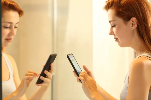 Mulher Verificando Telefone Inteligente Frente Espelho Banheiro Casa — Fotografia de Stock